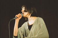 塩塚モエカ（羊文学）（撮影：後藤武浩）