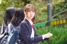 白石聖 (c)2021 紺野りさ・小学館 / 「胸が鳴るのは君のせい」製作委員会