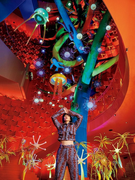 「太陽の塔」内部に立つあいみょん。(c) マガジンハウス