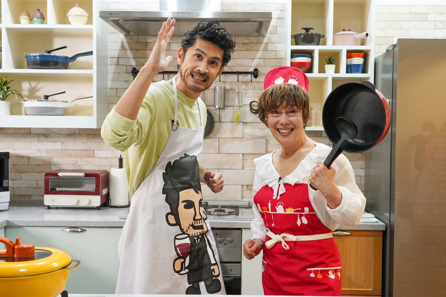 左から平井堅、平野レミ。