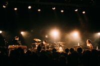 安部勇磨のライブの様子。（Photo by Ray Otabe）