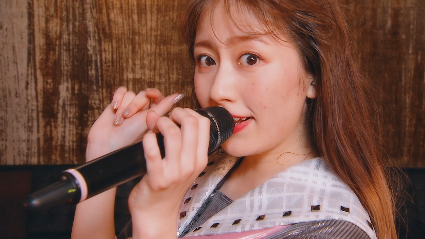 佐々木彩夏「あーりんはあーりん▽」のライブ映像より。