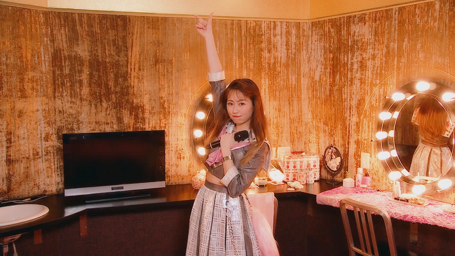 佐々木彩夏「あーりんはあーりん▽」のライブ映像より。