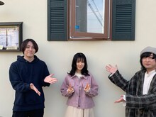 左から宇佐美友啓（GOOD ON THE REEL）、福本莉子、千野隆尋（GOOD ON THE REEL）。