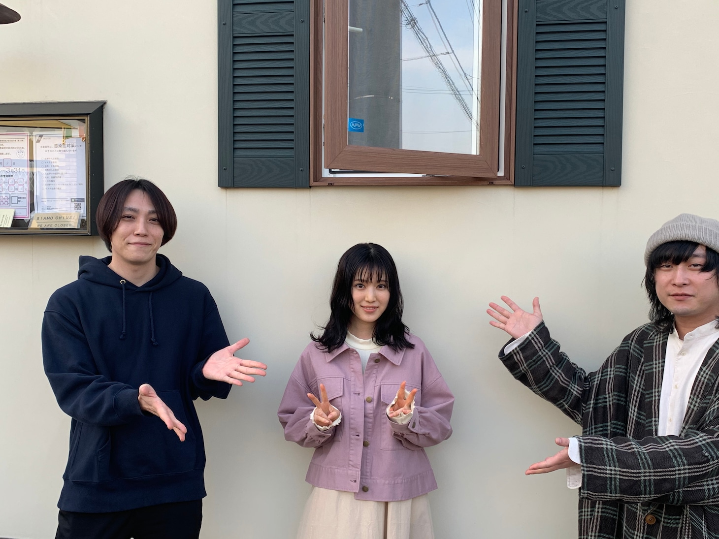 左から宇佐美友啓（GOOD ON THE REEL）、福本莉子、千野隆尋（GOOD ON THE REEL）。
