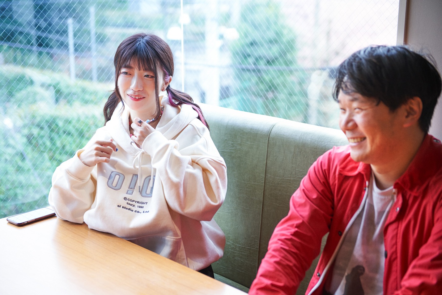 左からぱいぱいでか美、劔樹人。