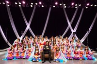 ラストアイドルとROLAND。（Photo by Yoshifumi Shimizu）