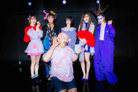 豆柴の大群とクロちゃん(安田大サーカス)。