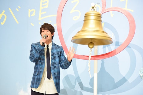 「きゅん」と響く鐘に驚く浮所飛貴(美 少年 / ジャニーズJr.)。