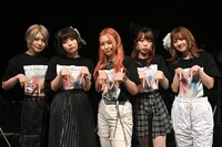 「ぴあアリーナMM」ポーズを決める神宿。