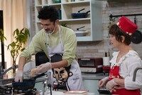 左から平井堅、平野レミ。