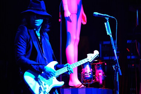 TAKURO（G）（撮影：田辺佳子）