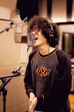 「うたかた歌」レコーディング中の菅田将暉。(c)2021「キネマの神様」製作委員会