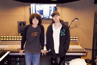 菅田将暉と野田洋次郎。(c)2021「キネマの神様」製作委員会