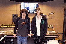 菅田将暉と野田洋次郎。(c)2021「キネマの神様」製作委員会