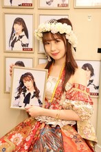 愛知・SKE劇場にて自身の壁写真を外す高柳明音。(c)2021 Zest,Inc