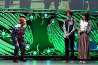 「武豊さんを知りませんか？」と問いかけるカイ（左）。