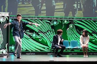 「LOVEマシーン」を踊る予想屋（ユーキ / 左）。