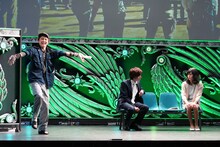 「LOVEマシーン」を踊る予想屋（ユーキ / 左）。