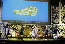 「MAJIなんなんだ」を歌い踊る超特急。