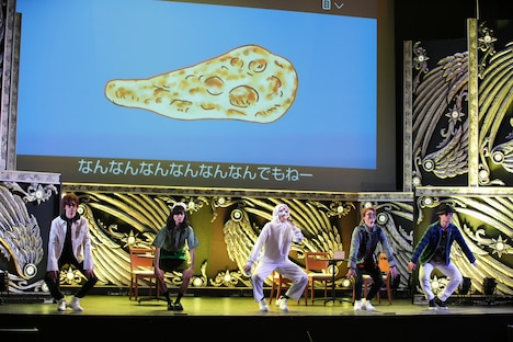 「MAJIなんなんだ」を歌い踊る超特急。