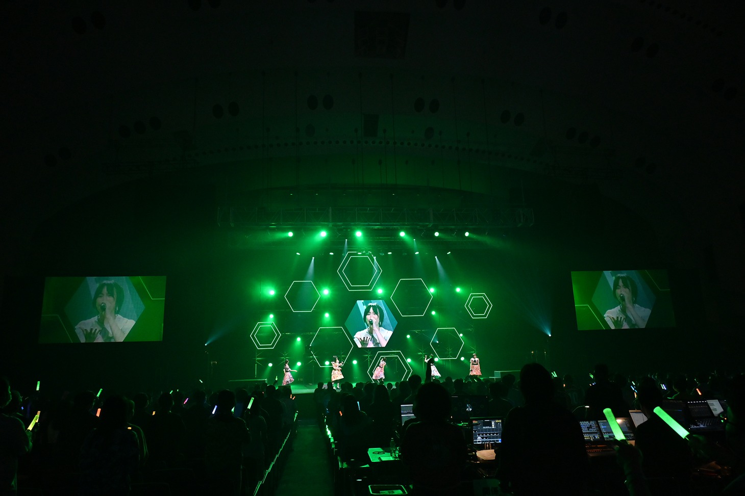 本日4月30日に神奈川・パシフィコ横浜 国立大ホールで行われた「私立恵比寿中学 Best at the moment series『6Voices』」最終公演の様子。