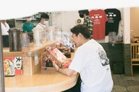 「大盛軒×NEMES 鉄板麺T-SHIRT」の着用イメージ。