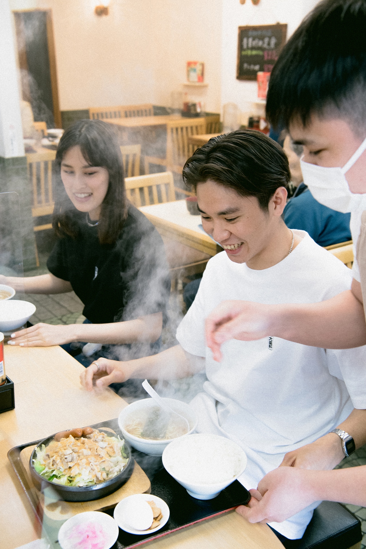 「大盛軒×NEMES 鉄板麺T-SHIRT」と「大盛軒×NEMES ロゴT-SHIRT」の着用イメージ。