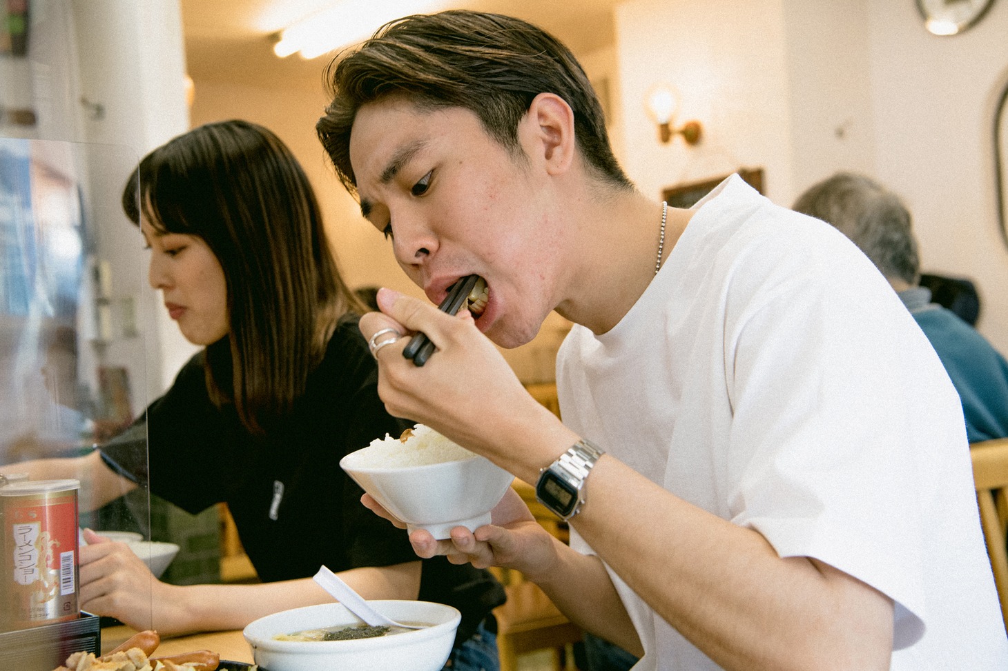 「大盛軒×NEMES 鉄板麺T-SHIRT」と「大盛軒×NEMES ロゴT-SHIRT」の着用イメージ。
