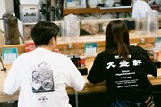 「大盛軒×NEMES 鉄板麺T-SHIRT」と「大盛軒×NEMES ロゴT-SHIRT」の着用イメージ。