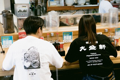 「大盛軒×NEMES 鉄板麺T-SHIRT」と「大盛軒×NEMES ロゴT-SHIRT」の着用イメージ。