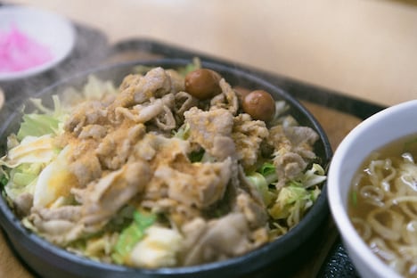 鉄板麺にソーセージ2本のトッピング。