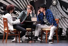 チャラ男を演じる（左から）リョウガ、ユーキ、カイ。