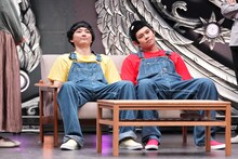 粟と布が拾ってきた人形を演じるユーキとカイ。