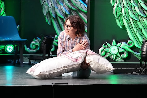 姫君（抱き枕）を抱えるタカシ。