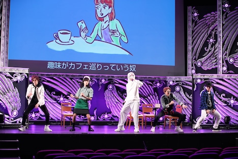 「MAJIなんなんだ」を歌い踊る超特急。