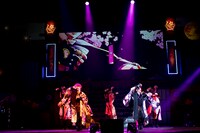 「極楽浄土」を披露するセンラ（左）と志麻（右）。（撮影：堀卓朗［ELENORE］）