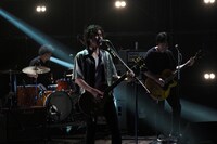 「Boy」演奏中の斉藤和義。（写真提供：NHK）