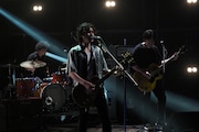 「Boy」演奏中の斉藤和義。(写真提供:NHK)