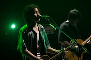 「Boy」演奏中の斉藤和義。(写真提供:NHK)