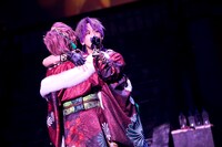 うらたぬき（左）と志麻（右）。（撮影：堀卓朗［ELENORE］）