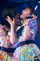 顔を近付ける小林歌穂（左）と中山莉子（右）。