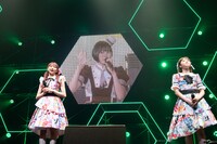 スクリーンに映る安本彩花。