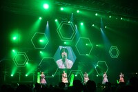 スクリーンに映る安本彩花。