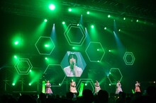 スクリーンに映る安本彩花。