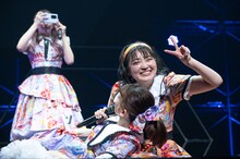 バトルの最中にインスタ用の写真を撮影する星名美怜（左）。