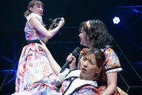 インスタ撮影する星名美怜に表情で異議を申し立てる真山りか（下）。