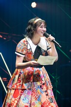 安本彩花の手紙を読み上げる柏木ひなた。