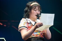 安本彩花の手紙を読み上げる柏木ひなた。