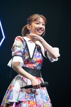 涙を流しつつ笑顔を見せる真山りか。